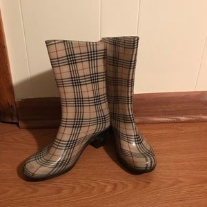 Forever Young rain boots size 8.